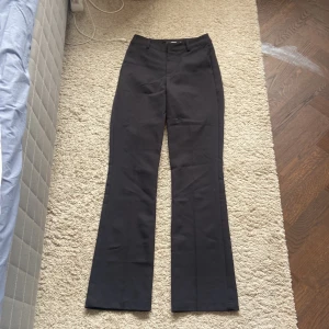 Kostymbyxor Bik Bok - Snygga svarta kostymbyxor från Bik Bok i storlek 34. Byxorna har bootcut passform. Bakfickorna går ej att använda utan är där för design. Använda ett fåtal gånger men helt i nytt skick 💕💕