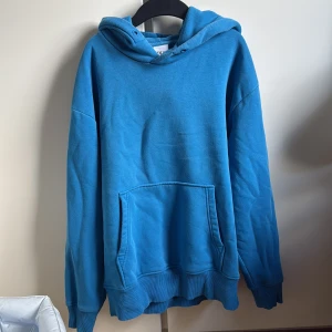 Blå hoodie från Zara med huva - Säljer en chill blå hoodie från Zara i storlek M använt bara nåra gånger