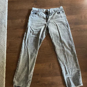 Gråa leroy jeans WoodBird - Säljer mina Gråa WoodBirdJeans då jag inte använder dom mer. Använda under en vintersäsong och är i väldigt bra skick. Lite smått trasiga längst ner på byxbenen men annars väldigt fina. Priset kan diskuteras vid snabb affär.