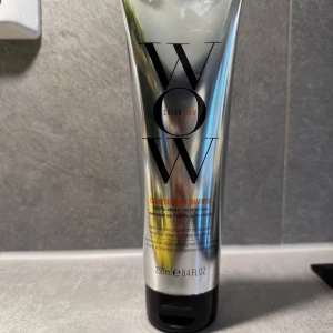 Color Wow Color Security Shampoo oanvänd! Ny! - Color Wow Color Security Shampoo i en snygg silverfärgad tub på 250 ml. Schampot är designat för färgat hår och ger en ren känsla utan rester. Perfekt för dig som vill bevara färgen och få ett fräscht resultat.
