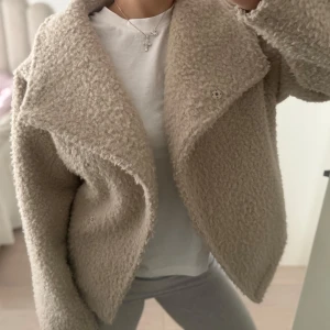 Beige teddyjacka  - Superfin teddyjacka från Gina Tricot som inte säljs längre! Jackan är i väldigt bra skick. 💗