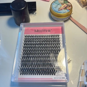 MissWink volymfransar mix 8-16mm - Volymfransar från MissWink i svart, mixade längder från 8 till 16 mm och tjocklek 0.07. Fransarna är i D-böj och kommer i en praktisk ask. Perfekta för att skapa en fyllig och dramatisk franslook. Säljs i kluster för enkel applicering. ( jag har dock provat lite från)