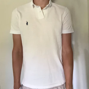 Vit Ralph Lauren Piké  - Säljer denna Ralph Lauren Pikén i storlek M | Använd en gång | Hör av dig vid intresse eller andra funderingar 