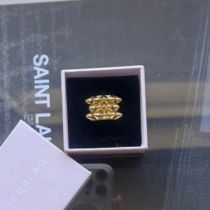 Populär ring med nitar  - Säljer denna ring i storlek M,(17.50) ifrån Edblad. Ärinte så mycket för ringar så bara använd fåtal gånger. Skriv vid frågor, om du intresserad och vill köpa, tryck på köp nu❤️