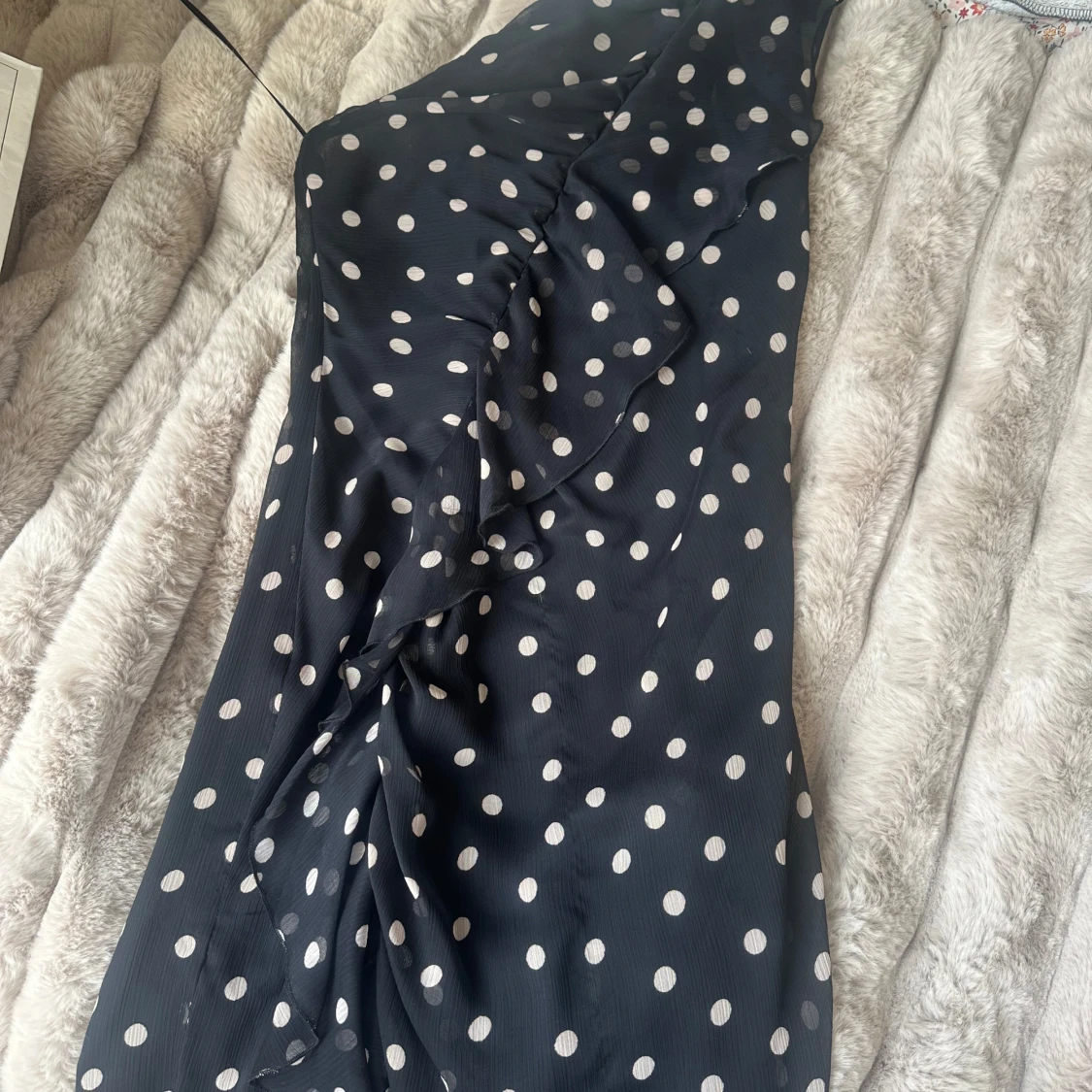 Svart prickig långklänning från Zara - 1