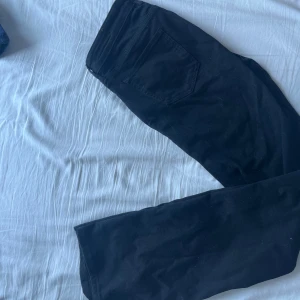 Svarta raka jeans från Zara - Svarta jeans från Zara med raka ben i storlek 36/S. Dem är midwaist och tycker inte det passar mig, därför kommer dem inte till användning och jag säljer. 