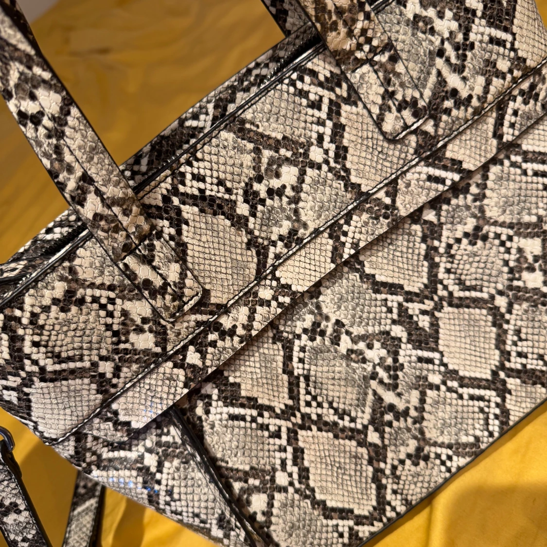 Axelväska i ormmönstrat skinn Dondonna - 1