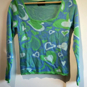 Blå stickad tröja med hjärtan från ASOS - Söt tröja som aldrig har används💞