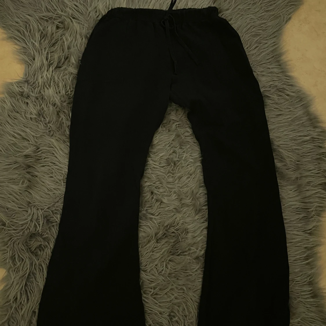 Svarta linnebyxor med snörning