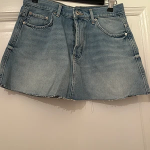 Ljusblå jeanskjol från Zara - Så himla fin ljusblå jeanskjol från Zara med kant nertill, bälteshällor, knapp och dragkedja framtill samt bakfickor. Så fin och fräsch till sommaren!! Helt nyköpt och oanvänd från Zara, men prislappen har tyvärr trillat av. Säljer då den inte passar! 💞💞Skriv om eventuella frågor eller fler bilder!! 