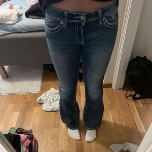 lågmodjade jeans  - superfina använd ca 2 gånger passar mej som har ca 38-40 i midjemått 🩷