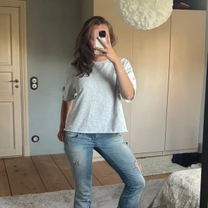 Ljusgrå loose sweatshirt - En ljusgrå sweatshirt med loose passform och korta ärmar. Enkel och clean design utan mönster eller detaljer, perfekt för chill dagar. Föreslå priser!!!💗💗💗