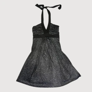 Glittrig miniklänning med knytning - Så himla snygg, glittrig y2k klänning från Sisters point. Går att knyta både i nacken och i ryggen. Storlek s/m. Fint skick. Perfekt till fest.