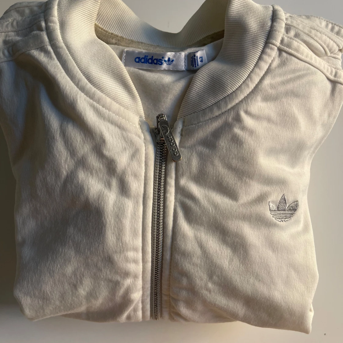 Vit bomberjacka från Adidas med stenar