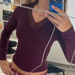 Vinröd tröja - En jättefin Vinröd tröja från Gina tricot i storlek 146/152. Säljer för den är för liten på mig som man ser i bilden 