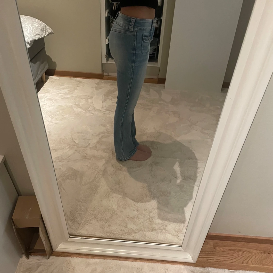 Ljusblå bootcut jeans med fickdetaljer - 2