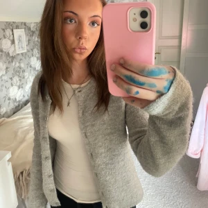 Grå stickad kofta från Gina Tricot - Säljer denna stickade koftan eftersom den inte kommer till användning och den har inga defekter och är i superfint skick!🤍