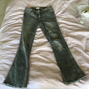 Grå bootcut jeans Gina Tricot 152 - Välanvända jeans från ginas barn avdelning, ett litet hål från mobilen på bakfickan, även lite svagt märke på ena knät.