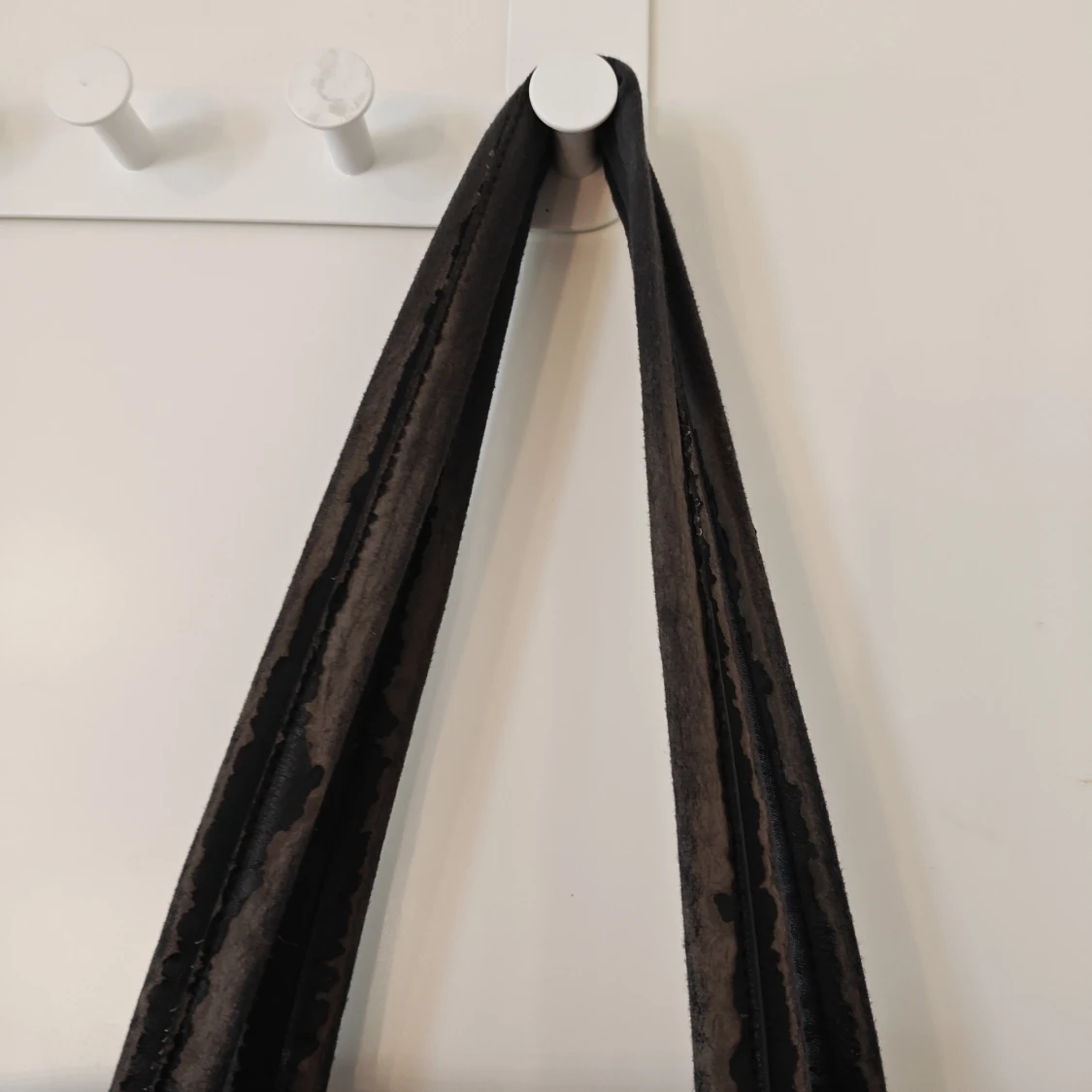 Svart handväska med nitar från Exentri - 3