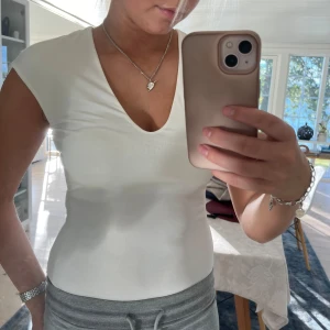 Vit body hm - Vit body från hm som är v ringad. Prislappen kvar