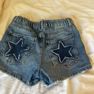 Blå jeansshorts med stjärnor från Zara - Snygga blå jeansshorts från Zara med stjärnor på bakfickorna. Low waist och oanvända! Pris går att diskutera💞