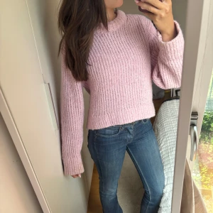 Ljusrosa stickad tröja Weekday - Supermysig ljusrosa stickad tröja från Weekday i storlek S. Tröjan har en loose passform, ribbad struktur och långa ärmar. Perfekt till jeans och sneakers för en chill look. Rund hals och croppad längd som ger en modern vibe.