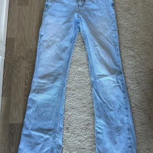 Ljusblå bootcut jeans från Gina Tricot  - Gina Tricots ”perfect jeans” i flare modell, stl 34. Väl använda med tydliga tecken på användning längst ner, men fungerar att använda. Därav det låga priset.