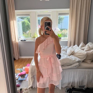 Ljusrosa klänning - Säljer denna supersöta rosa klänningen, helt i nyskick! Bandet är avtagbart.🩷