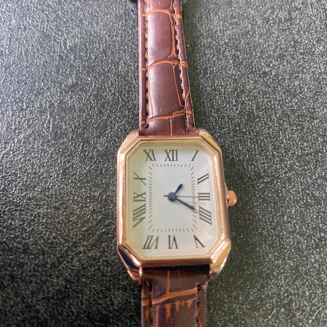 Rektangulär klocka med brun läderrem - 4