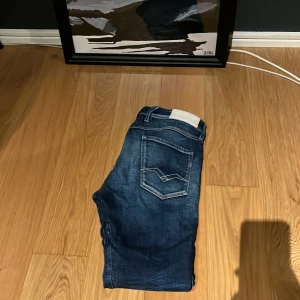 Blåa Replay Anbass - Storlek 32, mycket bra skick. Säljes då jag vill prova en annan stil :)