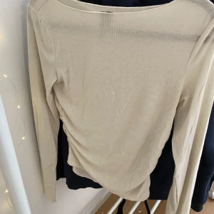 Intimismi liknade topp - Säljer en beige långärmad topp. knappt använd .