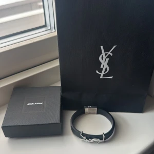 Ysl armband  - Ysl armband svart med box och påse