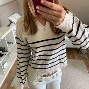 Randig stickad tröja från Gina Tricot - En randig stickad tröja från Gina Tricot, från Gina Young men passar som xs!! Säljer då jag inte får användning för den💓