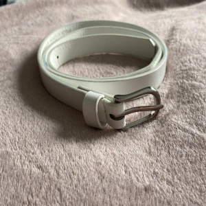 Vit bälte med silver spänne. - Vitt bälte med silver spänne 