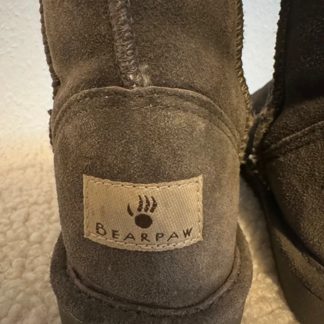 Gråa Bearpaw boots i mocka - 3