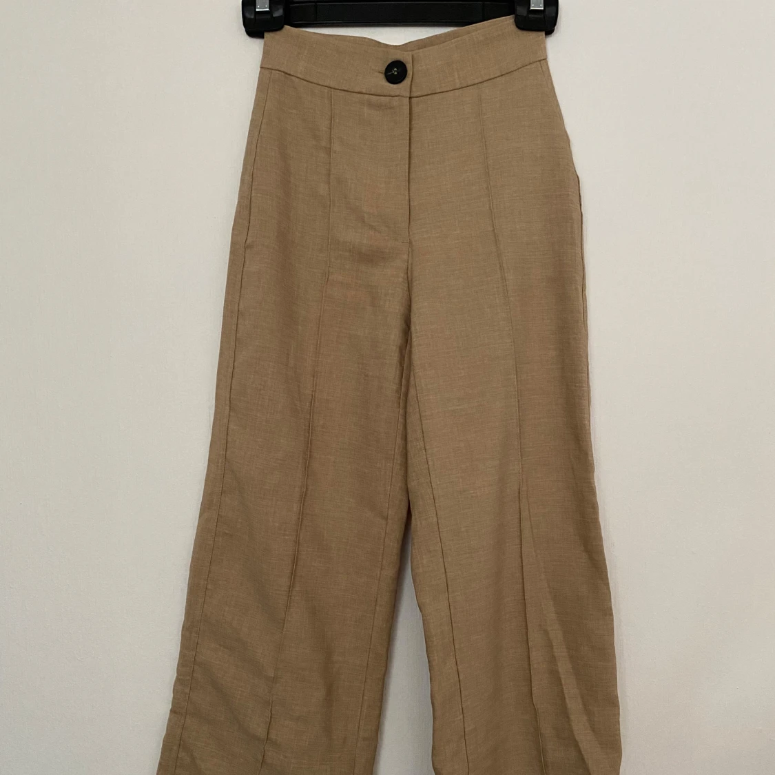 Beiga kostymbyxor från Bershka