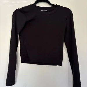 Tröja  - Fin långärmad tröja som är i en lite kortare modell från Zara som är i ett mycket bra skick. 