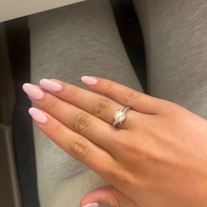 pärlring - superfin ring med pärla som knappt är använd, fint skick, 