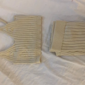 Set - Mysigt men ändå snyggt set med linne och sköna skjorts till. Dom är supersköna och stretchiga samtidigt som dom formar ens kropp och kurvor