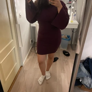 Klänning - Jättefin klänning med vida armar. Matrialet är superskönt och pssar till vardag. Köpt på gina och har endast testa på en gång💕