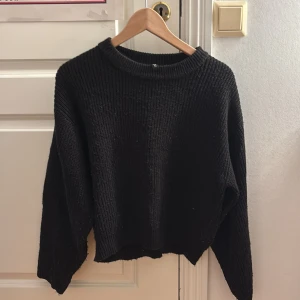 Svart stickad tröja från H&M Divided - Svart stickad tröja från H&M Divided i storlek S. Tröjan har en rund halsringning, ribbade muddar och långärmade ärmar. Modellen är loose och passar perfekt till jeans eller kjol. Enkel och stilren design som är lätt att matcha.