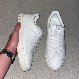Valentino flycrew  - Vita valentino flycrew skor inga scambud! Fint skick endast en nit som saknas såklart är dem äkta. Innermått 26,5 cm. 