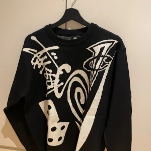 Svart stickad  tröja från Stüssy - En snygg och skön stickad tröja från Stüssy, knappt använd. Inga defekter. Hör av dig om du har några frågor 🤙🏻