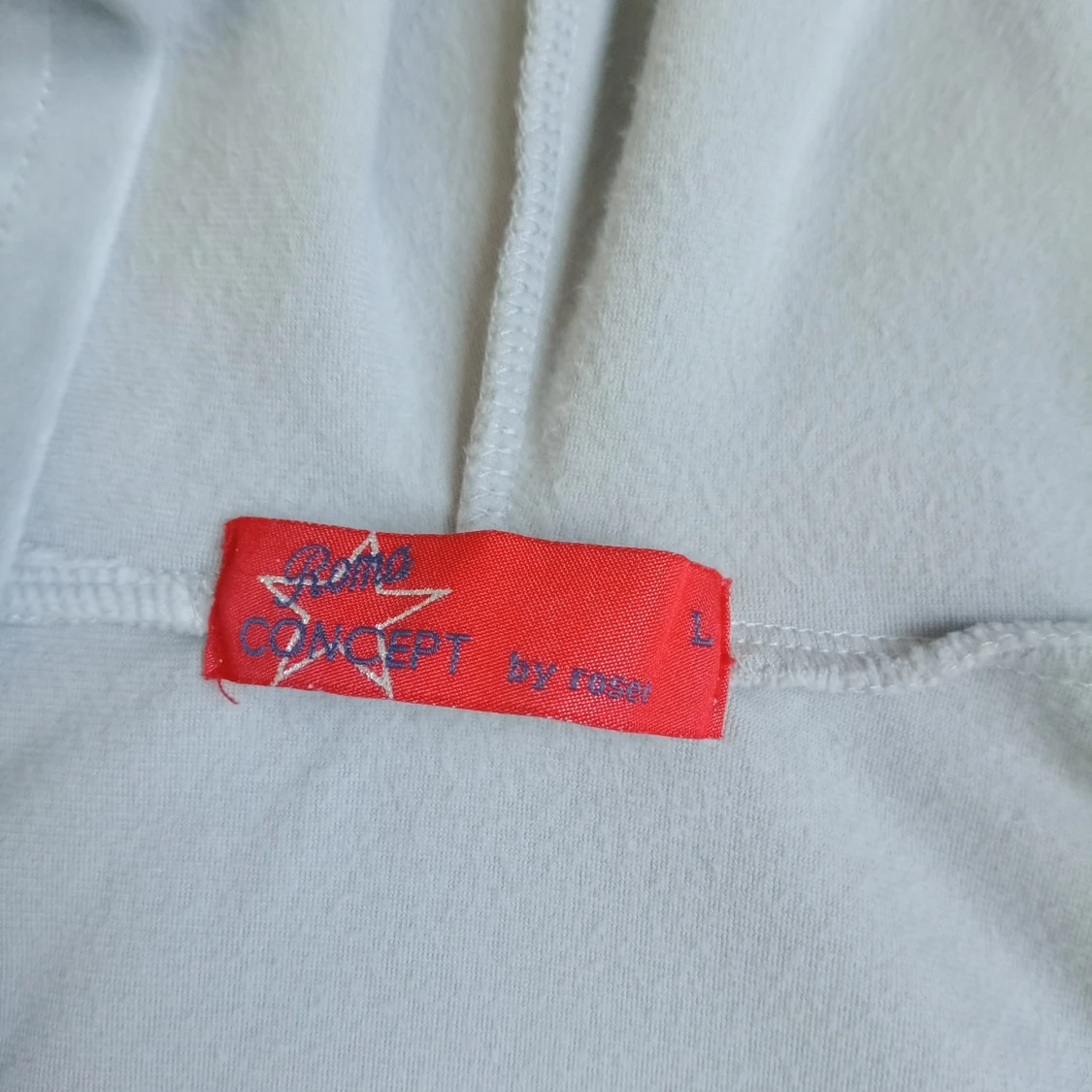 Ljusgrå croppad hoodie från Rome Concept - 2