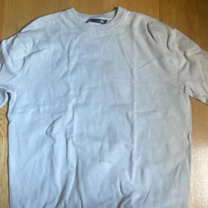 Beige stickad tröja från 157 - Säljer en enkel och stilren beige stickad tröja från 157. Tröjan har rund hals och långa ärmar, perfekt för dig som gillar minimalistisk stil. Materialet är mjukt och skönt, passar bra till jeans eller cargo pants. Ribbad kant vid halsen ger extra detalj.