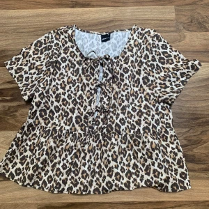 Leopardmönstrad blus  - Säljer en blus från ginatricoot  med leopardmönster. Blusen passar med allt jätte bra storlek xs 💗