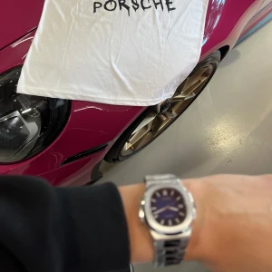Seiko mod Nautilus silverklocka - Grymt sexig Seiko mod i Nautilus utförande med blå urtavla och boett i rostfritt stål. Safir glas på både fram och baksidan av klockan vilket menas med att dom är riktigt tåliga så man behöver inte vara rädd för att den skulle gå sönder, Automatiskt NH35 UR , de vill säga att du inte behöver byta batteri! Klockan är i nyskick och säljes då jag ska spara till en annan klocka! Alla länkar och allt följer givetvis med!