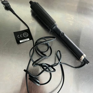 ghd rise hot brush  - Säljer min svarta ghd rise volymborste/värmeborste. Säljer pga att jag inte avvänder den längre. Borsten gör det enkelt att styla håret och skapa fin volym i håret! Några av ”piggarna” är av, men det påverkar inte funktionen. Köparen står för frakt🫶🏻Nypris: runt 2000 kr. Mitt pris: 400 kr. Pris kan diskuteras🥰