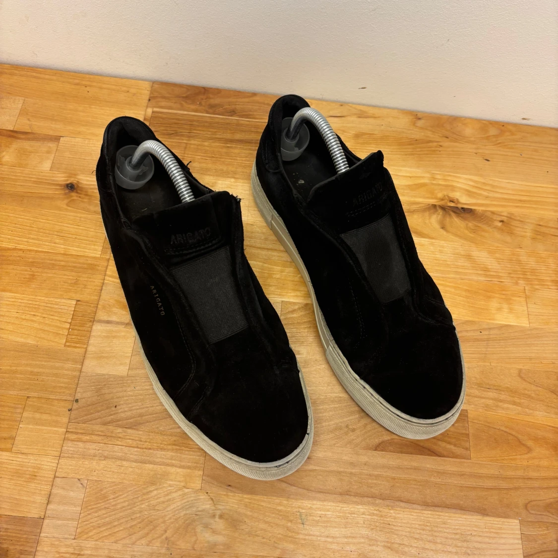 Svarta sneakers i mocka från Axel Arigato - 2