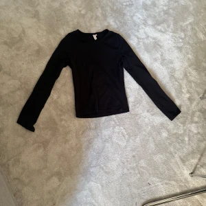 Nelly tröja  - Knappt andvänd 